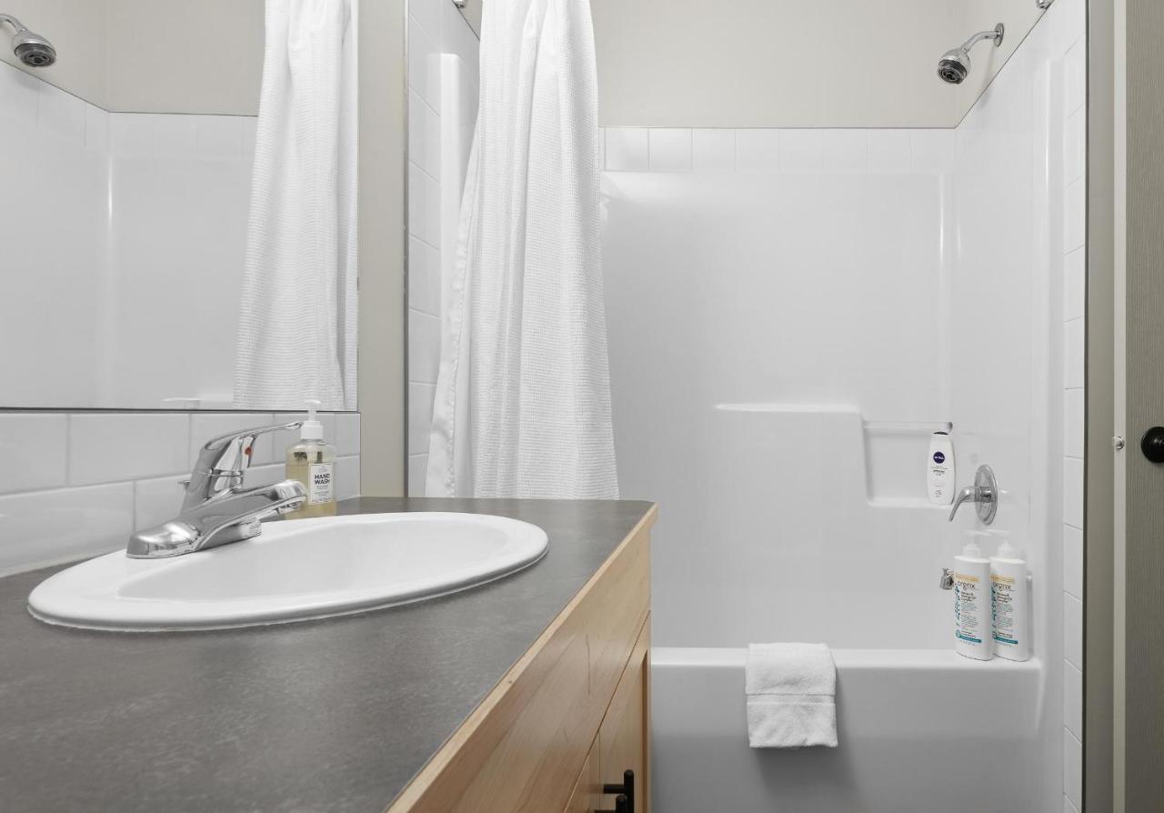 Newly Renovated Grizzly Lodge, Spacious 3Br 2Ba With Open Pool, Hot Tub Canmore Zewnętrze zdjęcie