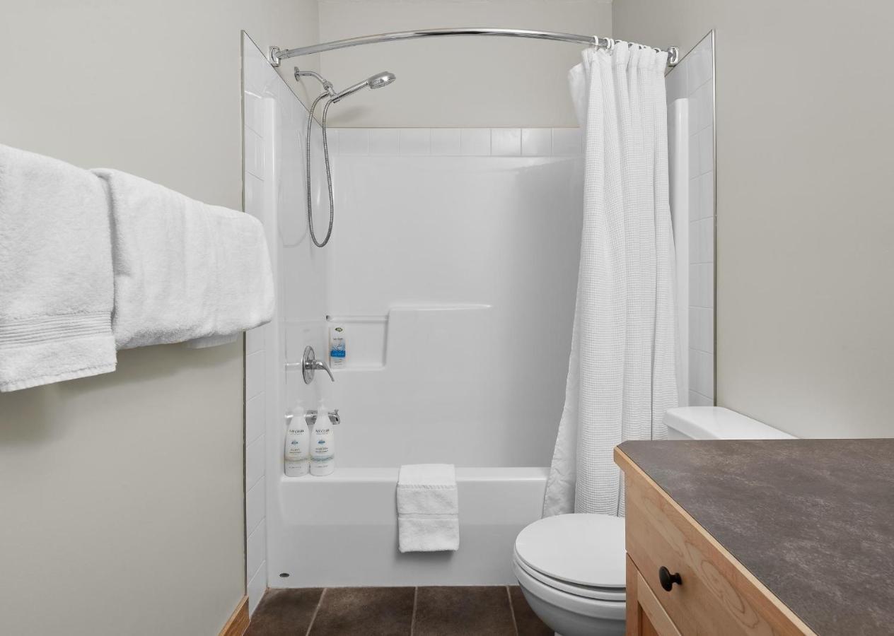 Newly Renovated Grizzly Lodge, Spacious 3Br 2Ba With Open Pool, Hot Tub Canmore Zewnętrze zdjęcie