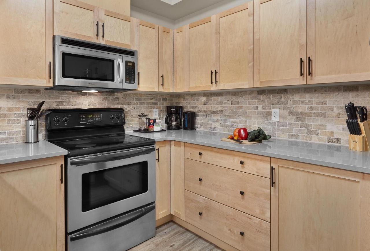 Newly Renovated Grizzly Lodge, Spacious 3Br 2Ba With Open Pool, Hot Tub Canmore Zewnętrze zdjęcie